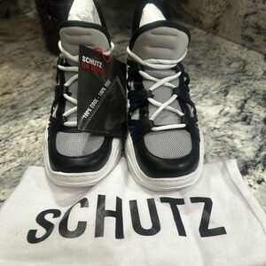 New Schultz High Top Sneakers Youth Size 5.5